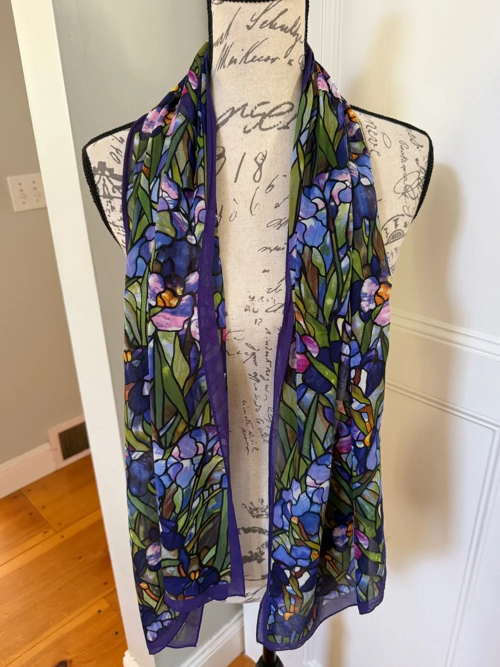 Gorgeous Metropolitan Museum of Art Louis C. Tiffany Silk Crepe Scarf.